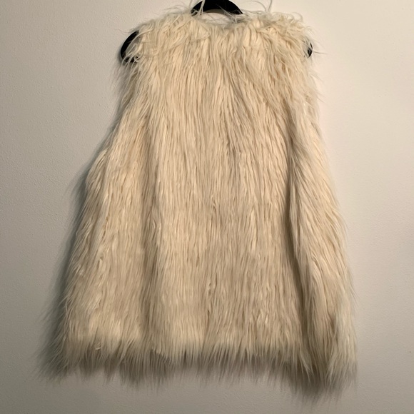 Ellie Kate faux fur vest - Picture 3 of 4
